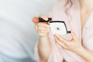 化粧崩れを防ぎ小ジワを目立たせないためのベストケア方法は？