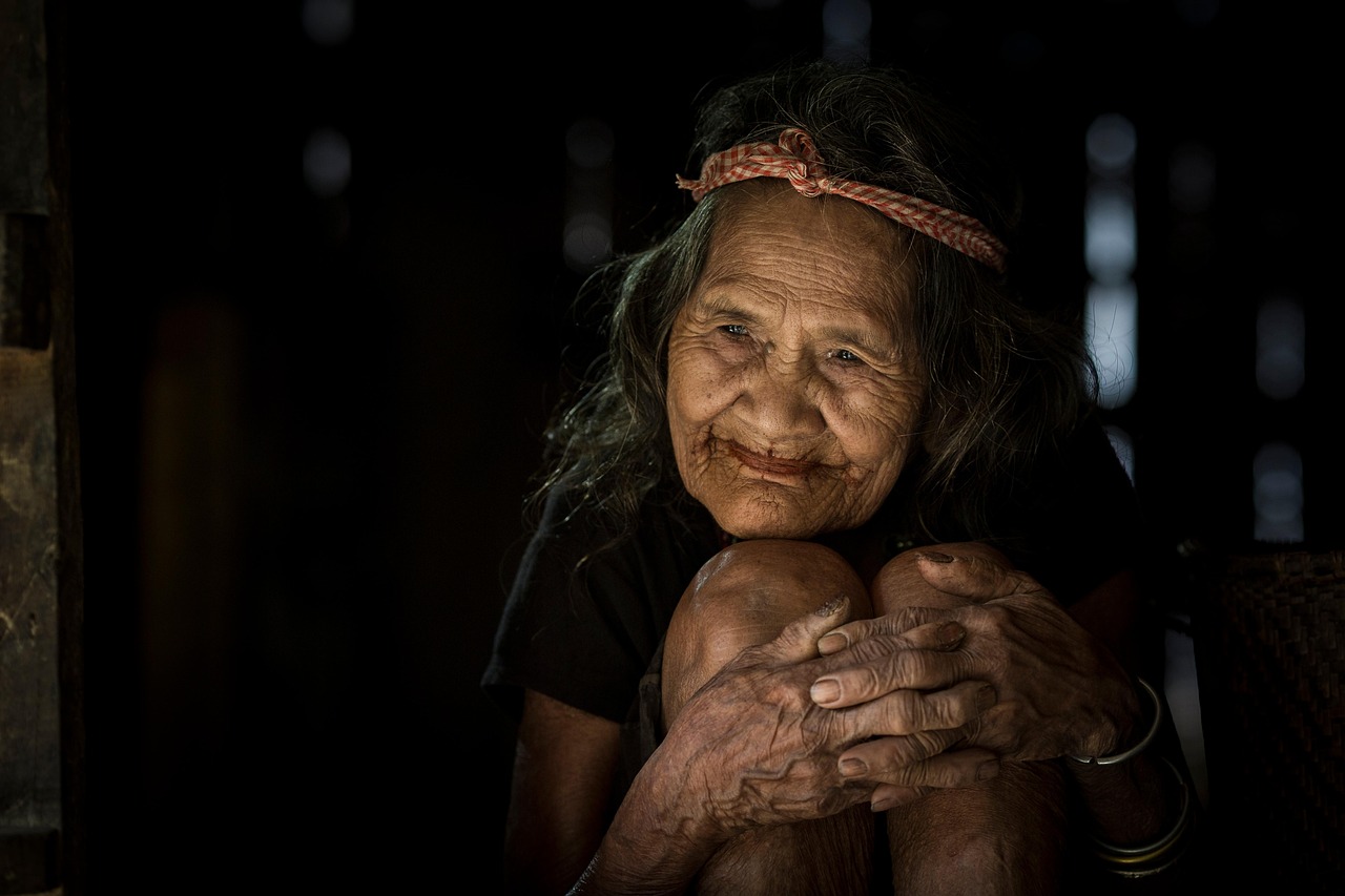 シワ改善アイクリームは何歳から使うべき？