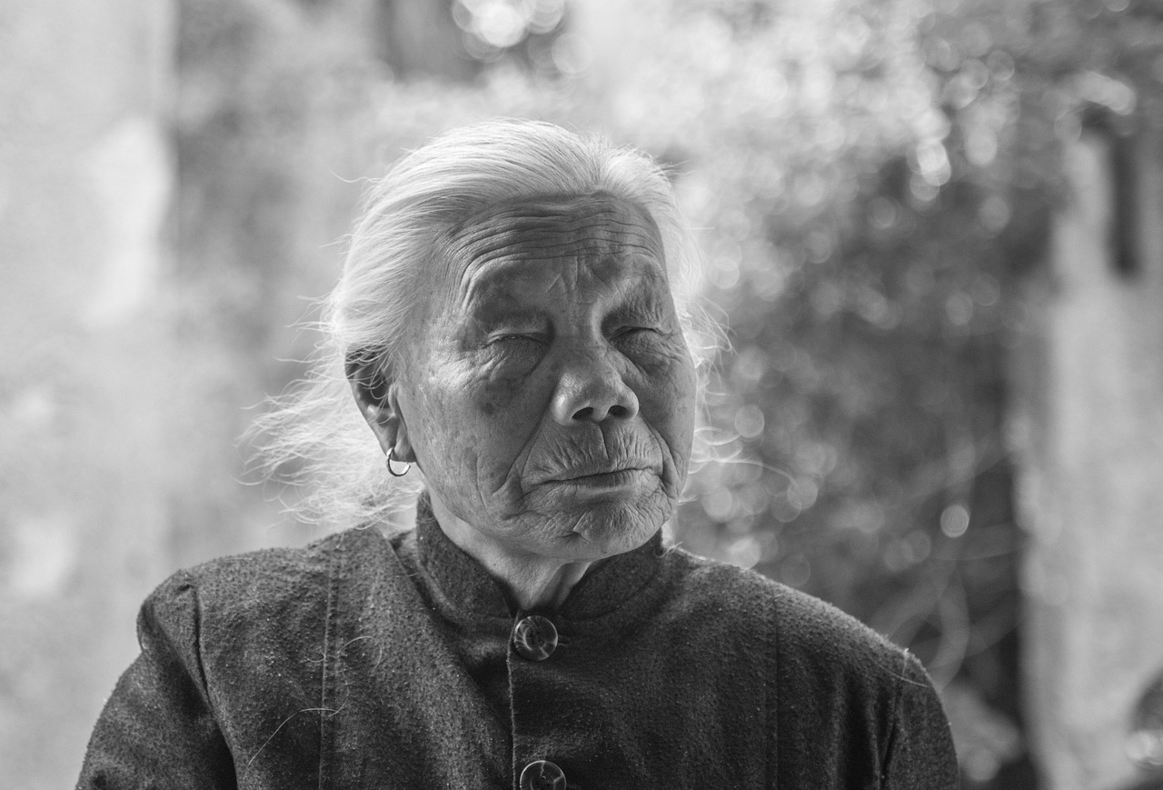 眉間のシワを意識の癖から改善する方法は？